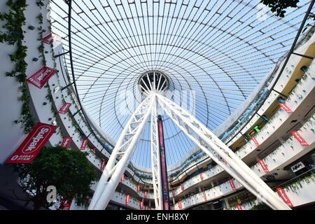 Ein Blick ins Innere der Khan Shatyr shopping und Entertainment-Center in Astana, Kasachstan, von Norman Foster entworfen Stockfoto