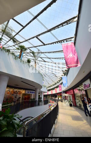 Ein Blick ins Innere der Khan Shatyr shopping und Entertainment-Center in Astana, Kasachstan, von Norman Foster entworfen Stockfoto