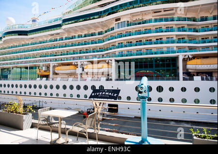 Ein Kreuzfahrtschiff angedockt an die New Orleans Riverwalk Stockfoto