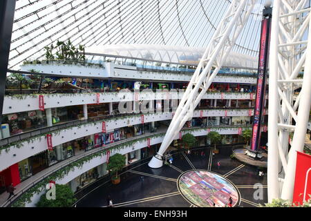 Ein Blick ins Innere der Khan Shatyr shopping und Entertainment-Center in Astana, Kasachstan, von Norman Foster entworfen Stockfoto