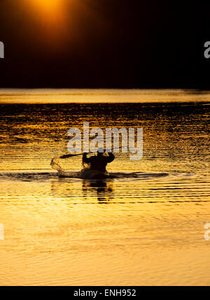 Ein Kajakfahrer Silhouette bei Sonnenuntergang am "Reservoir Park" Southern Pines, North Carolina, Moore County NC Stockfoto