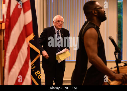 Lanham, MD, USA. 5. Mai 2015. Demokratischen Präsidentschafts Kandidat Bernie Sanders spricht über Einkommensungleichheit vor einem Publikum von Gewerkschaftsmitgliedern in Lanham, Maryland am Dienstag Abend. Sanders, der Gewerkschaften wie die International Brotherhood of Electrical Arbeiter unter seinem obersten Kampagne Spender zählt, wird voraussichtlich Herausforderung Spitzenreiter Hillary Rodham Clinton aus der linken Seite, darauf hinzuweisen, dass ihre Top Anhänger meist Wall-Street-Firmen sind. Bildnachweis: Miguel Juarez Lugo/ZUMA Draht/Alamy Live-Nachrichten Stockfoto