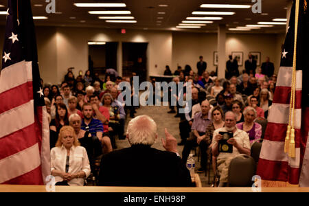 Lanham, MD, USA. 5. Mai 2015. Demokratischen Präsidentschafts Kandidat Bernie Sanders spricht über Einkommensungleichheit vor einem Publikum von Gewerkschaftsmitgliedern in Lanham, Maryland am Dienstag Abend. Sanders, der Gewerkschaften wie die International Brotherhood of Electrical Arbeiter unter seinem obersten Kampagne Spender zählt, wird voraussichtlich Herausforderung Spitzenreiter Hillary Rodham Clinton aus der linken Seite, darauf hinzuweisen, dass ihre Top Anhänger meist Wall-Street-Firmen sind. Bildnachweis: Miguel Juarez Lugo/ZUMA Draht/Alamy Live-Nachrichten Stockfoto