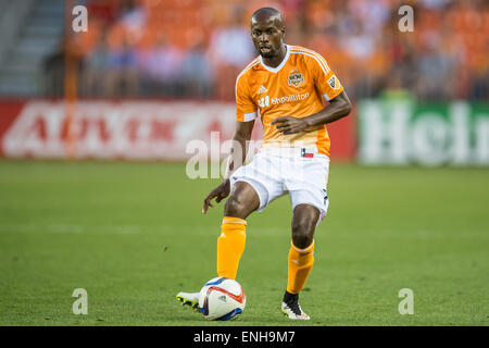 Houston, Texas, USA. 5. Mai 2015. Houston Dynamo Verteidiger DaMarcus Beasley (7) steuert den Ball bei einem MLS-Spiel zwischen Houston Dynamo und die San José Earthquakes BBVA Compass-Stadion in Houston, TX am 5. Mai 2015. San Jose gewann das Spiel mit 1: 0. Bildnachweis: Trask Smith/ZUMA Draht/Alamy Live-Nachrichten Stockfoto