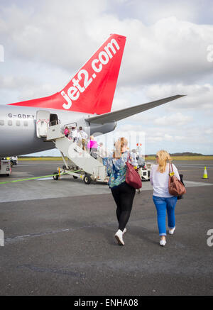 Fluggästen Jet2.com Flug am Flughafen Newcastle, England, UK Stockfoto