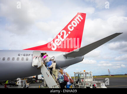 Fluggästen Jet2.com Flug am Flughafen Newcastle, England, UK Stockfoto