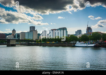 Blick auf die Skyline von der Ostufer Esplanade in Portland, Oregon. Stockfoto