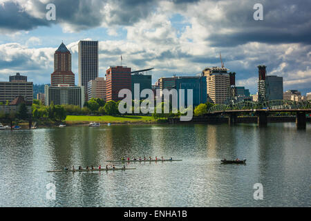 Blick auf die Skyline von der Ostufer Esplanade in Portland, Oregon. Stockfoto