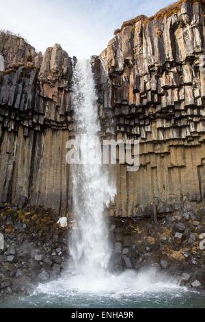 Island. 22. März 2015. Malerischen Wasserfall und Basalt Säulen am Wasserfall Svartifoss in der Nähe von der SviÌ-NafellsjoÌˆkull-Gletscher im VatnajoÌˆkull National Park in Skaftafell, Island © Daniel DeSlover/ZUMA Draht/Alamy Live News Stockfoto