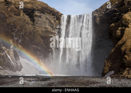 24. März 2015 - Island - ein Regenbogen ziert den SkoÌ Gafoss Wasserfall im frühen Frühling in Skogar, Island (Credit-Bild: © Daniel DeSlover/ZUMA Draht) Stockfoto