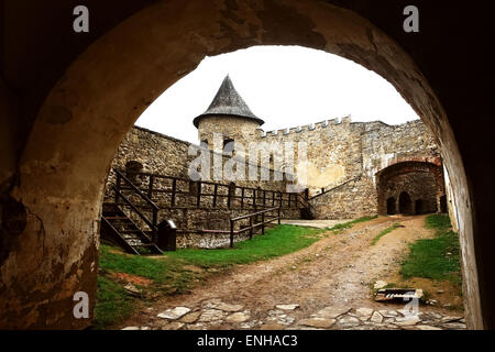 Bogen und Turm Lubovna Schloss in der Slowakei. Stockfoto