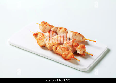 Hähnchen-Spieße auf Schneidebrett Stockfoto