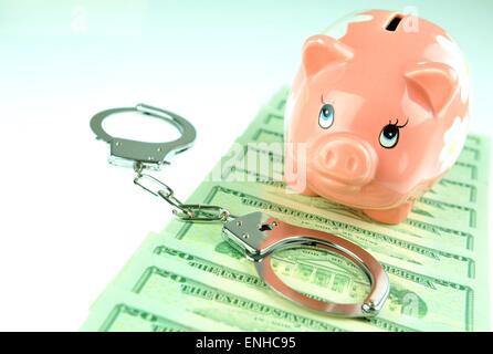 Illegale Einsparungen Konzept mit rosa Sparschwein und US-Dollar Stockfoto