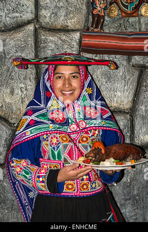 Frau serviert gebratenes Meerschweinchen Cuy Chactado, Custo, Peru Stockfoto