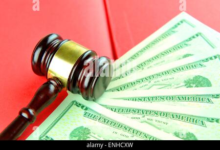 Auktion-Konzept mit Hammer auf Geld-Hintergrund Stockfoto