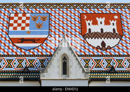 Dach der St.-Markus Kirche, Zagreb, Kroatien. Die Dachziegel zu vertreten, die Wappen von Zagreb und das dreieinige Königreich Kroatien Stockfoto
