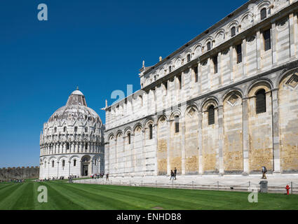 Die Kathedrale und das Baptisterium von Pisa, Pisa, Toskana, Italien Stockfoto