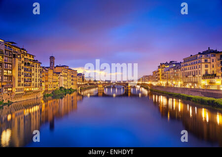 Florenz. Bild von Florenz, die Ponte Vecchio in der Abenddämmerung entnommen. Stockfoto