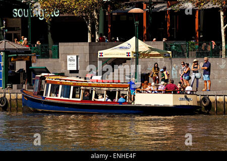 Melbourne Australien / einem Kreuzfahrt-Schiff nimmt Passagiere für Sightseeing entlang Melbournes Yarra River. Stockfoto