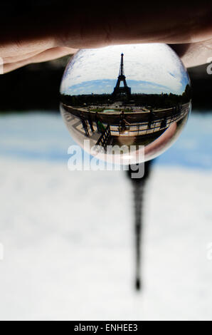 Eiffelturm, Reflexion in der Kristallkugel, Paris Stockfoto