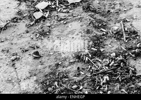 Staubigen und schmutzigen Betonboden mit alten Zigarettenkippen und Schutt Stockfoto