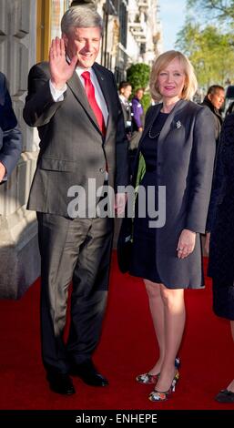 Amsterdam, Niederlande. 5. Mai 2015. Der kanadische Premierminister Stephen Harper und seine Frau Laureen besuchen die Befreiung Konzert am Fluss Amstel in Amsterdam, Niederlande, 5. Mai 2015. Foto: Patrick van Katwijk / POINT DE VUE OUT - NO WIRE SERVICE-/ Dpa/Alamy Live News Stockfoto