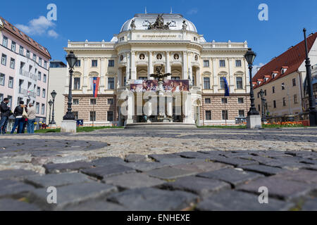 Slowakischen Nationaltheater Vorderseite auf sonnigen Tag des April 2015 aufgenommen. Es liegt in der Altstadt von Bratislava. Stockfoto