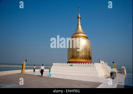 Eine burmesische Familie Wandern rund um die Bupaya Pagode bei strahlendem Sonnenschein vor einem wolkenlosen blauen Himmel Bagan Myanmar Stockfoto