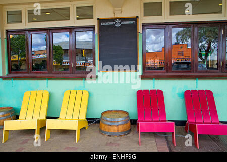 Bürgersteig Sitzgelegenheiten vor der Tür des North Gregory Hotel in Winton, soll die Kneipe, wo Waltzing Matilda uraufgeführt wurde Stockfoto