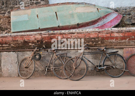 Alte Fahrräder auf der Straße in Maheshwar. Stockfoto