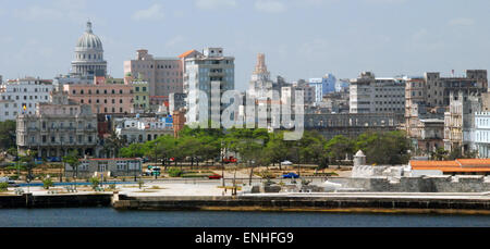 Kuba. Havanna Malecon und Skyine mit dem Capitolio und direkt am Meer. Stockfoto