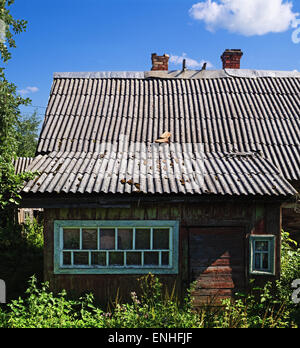 Dorfbild - Tür im alten Holzhaus. Stockfoto