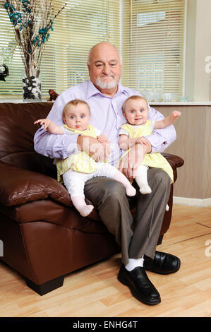 Großbritanniens älteste Vater von Zwillingen Richard Roden (71) mit seiner Frau Lisa (25) und ihre eineiige Zwillinge Ruby(L) und Emily(R) Stockfoto
