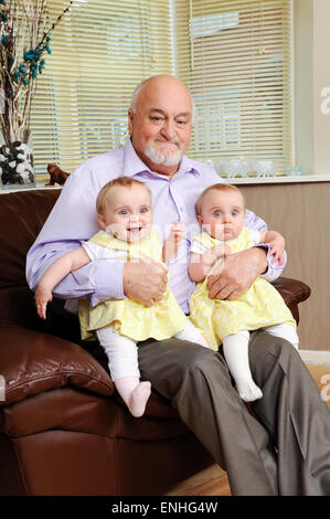 Großbritanniens älteste Vater von Zwillingen Richard Roden (71) mit seiner Frau Lisa (25) und ihre eineiige Zwillinge Ruby(L) und Emily(R) Stockfoto