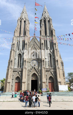 Mysore, Indien - 23. Januar 2015: Menschen posieren für ein Foto vor der Kathedrale St. Philomena in Mysore, Indien Stockfoto