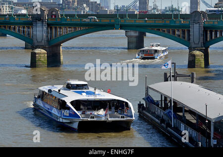 London, England, UK. MBNA Thames Clippers auf dem Fluss vorbei unter die Southwark Bridge Stockfoto
