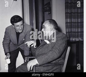 1950er-Jahren, historische, England, Amateur Dramatics, Direktor im Stuhl spricht mit dem Schauspieler. Stockfoto