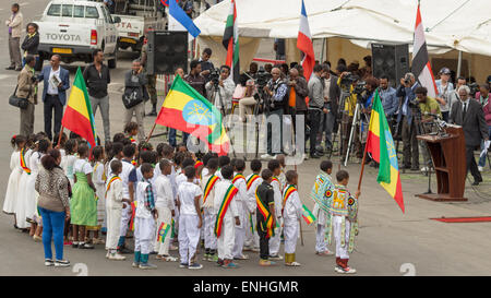 Addis Abeba, Äthiopien. 5. Mai 2015. Junge Kinder in bunten traditionellen Outfit gekleidet führen vor der äthiopischen Präsident 74. anlässlich des Sieges der Patriots zur Erinnerung an die Niederlage der eindringenden Italiener am 5. Mai 2015 in Addis Abeba, Äthiopien. Bildnachweis: Dereje Belachew/Alamy Live-Nachrichten Stockfoto