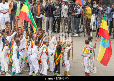 Addis Abeba, Äthiopien. 5. Mai 2015. Junge Kinder in bunten traditionellen Outfit gekleidet führen vor der äthiopischen Präsident 74. anlässlich des Sieges der Patriots zur Erinnerung an die Niederlage der eindringenden Italiener am 5. Mai 2015 in Addis Abeba, Äthiopien. Bildnachweis: Dereje Belachew/Alamy Live-Nachrichten Stockfoto