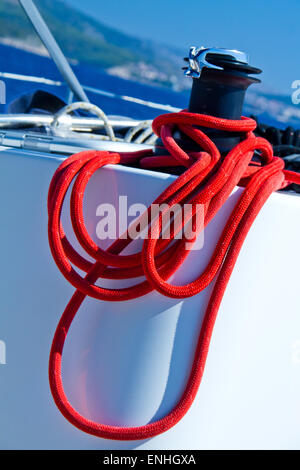 Capstan auf Segelyacht mit einem roten Seil Stockfoto