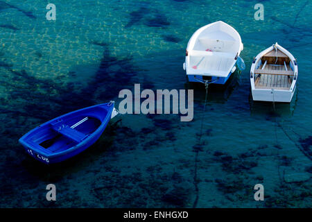 Blaue und weiße Paddel Boote Morred am Hafen Ansichtsformular oben Stockfoto