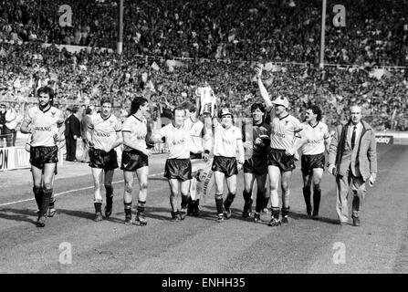 1986 milk Cup-Finale im Wembley-Stadion. Oxford United 3 V Queens Park Rangers 0 Oxford Team halten eine Ehrenrunde empor die Trophäe nach dem Spiel. 19. April 1986. Stockfoto