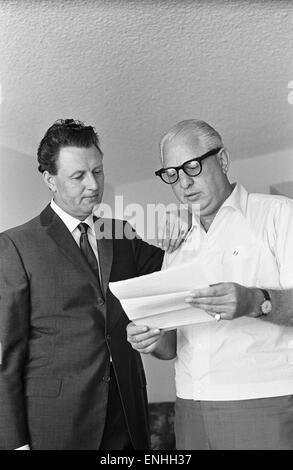 Denis Loraine und Abe Phillips, seine Kautionssystem in Los Angeles, USA, 10. August 1965. Stockfoto