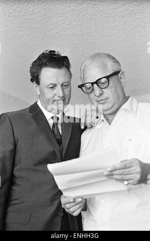 Denis Loraine und Abe Phillips, seine Kautionssystem in Los Angeles, USA, 10. August 1965. Stockfoto