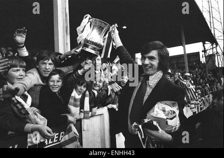 Leeds United Empfang nach dem Gewinn des FA-Cup. Spieler die parade der Trophäe durch die Straßen und die Elland Road. 8. Mai 1972. Stockfoto