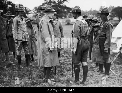 Herr Robert Baden-Powell, Gründer der Pfadfinderbewegung, im Bild mit Sir Alfred Pickford im Wembley-Stadion des Kommissars für Übersee Scouts, unterhielt sich mit parsischen Junge Pfadfinder wo sie sich im Lager befinden. 25. Juli 1929. Stockfoto