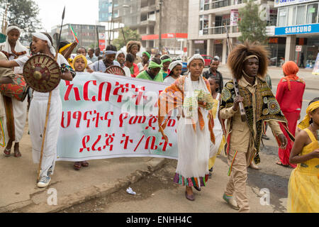 Addis Abeba, Äthiopien. 5. Mai 2015. Junge Männer und Frauen gekleidet in bunten traditionellen Outfit März auf den Straßen von Addis Abeba während der 74. Jahrestag der Patriots Tag des Sieges zum Gedenken an die Niederlage der eindringenden Italiener am 5. Mai 2015 in Addis Abeba, Äthiopien. Bildnachweis: Dereje Belachew/Alamy Live-Nachrichten Stockfoto