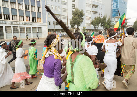 Addis Abeba, Äthiopien. 5. Mai 2015. Junge Männer und Frauen gekleidet in bunten traditionellen Outfit März auf den Straßen von Addis Abeba während der 74. Jahrestag der Patriots Tag des Sieges zum Gedenken an die Niederlage der eindringenden Italiener am 5. Mai 2015 in Addis Abeba, Äthiopien. Bildnachweis: Dereje Belachew/Alamy Live-Nachrichten Stockfoto