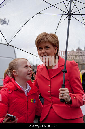 The Mound, Edinburgh, Schottland, Großbritannien, 6. Mai 2015. Nicola Sturgeon die Vorsitzende der Scottish National Party trotzt dem dreichen schottischen Wetter mit Unterstützern, um im Mound Edinburgh einen Straßenstand zu veranstalten, um mit den Wählern über die Alternative der SNP zur Sparpolitik zu sprechen. Stockfoto