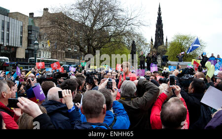 The Mound, Edinburgh, Schottland, Großbritannien, 6. Mai 2015. Nicola Sturgeon die Vorsitzende der Scottish National Party trotzt dem dreichen schottischen Wetter mit Unterstützern, um einen Straßenstand im Mound Edinburgh abzuhalten, um mit den Wählern über die Alternative der SNP zur Sparpolitik am Tag vor den Parlamentswahlen zu sprechen. Stockfoto